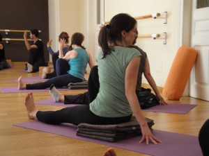 Yoga pilates postural para personas inteligentes cuidadosas y que quieren estar en forma y relajarse barcelona